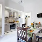 Mahal Kita Lovely 6-bed In *
